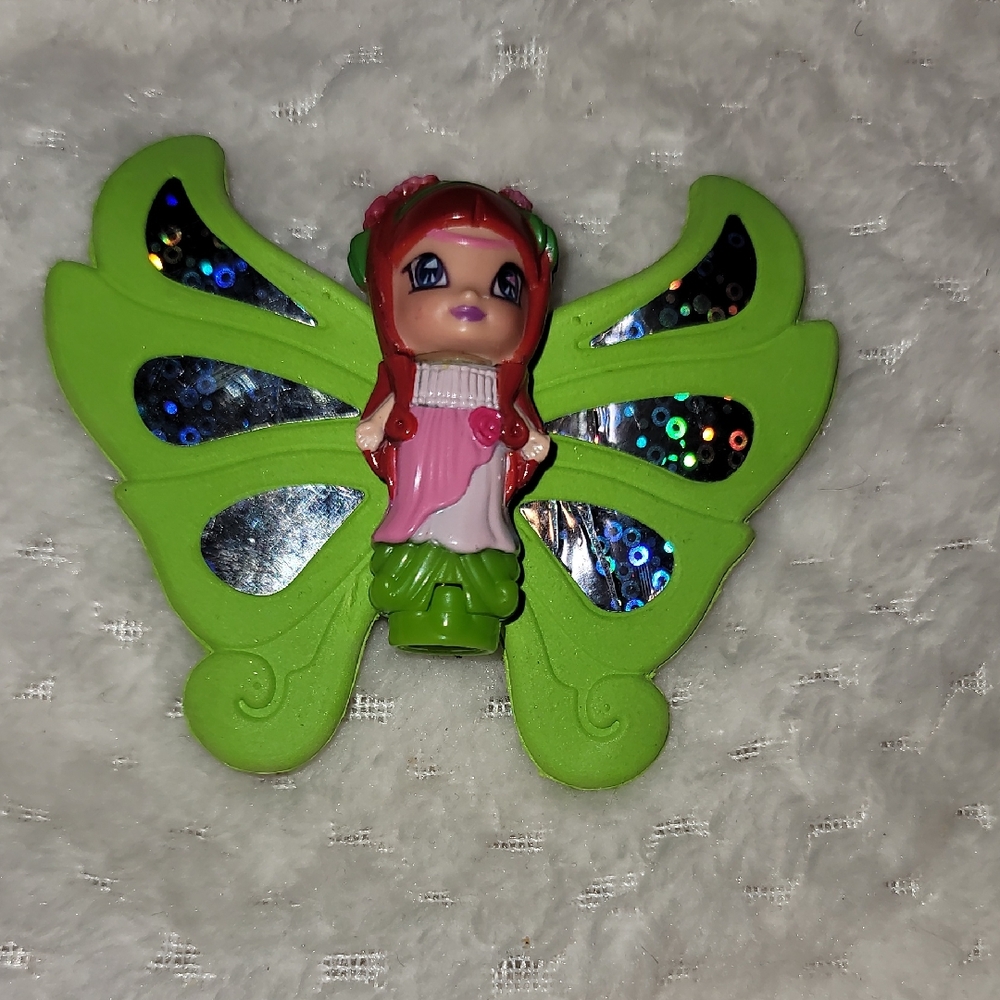 Winx Club Amore Flying Pixie Lockette Doll.